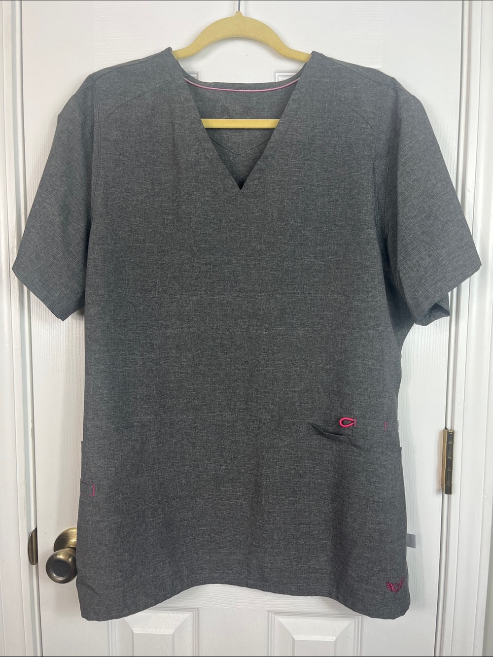 Smitten Heather grey short sleeved scrub top size XL. Pockets. Pink trim